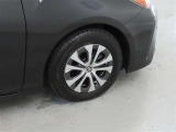 装着タイヤサイズは、195/65R15です。純正アルミホイールを装着しております。