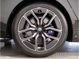 【BMWアロイホイル】軽量かつ強度に拘ったアロイホイル。走行性能ポテンシャルを引き出す設計。車の足元を引き締めてくれる大きなポイントはアロイホイルです。