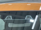 【デュアルカメラブレーキサポート】フロントガラスに設置した「ステレオカメラ」が、前方のクルマや人を検知。夜間の検知にも優れ、万一の危険を察知し、衝突被害軽減ブレーキなどで衝突回避をサポートします。
