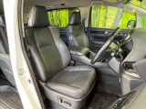 運転席まわりには十分なスペースがあり、大柄な方でもゆったり運転していただける環境です。