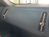 車内を設定温度に保つフルオートエアコンを装備しております。