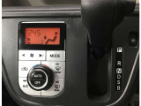 プッシュボタンで切り替え可能なオートエアコンを装備しています