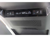 リヤオートエアコンで後席でも快適な車内空調です♪