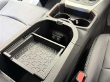 カップホルダーや小物入れなど色々な物を収納できます。