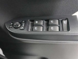 運転席のパワーウインドスイッチで全席窓の開閉・ロック操作ができます。