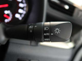 車外の明るさに応じて、自動的にライトの点灯・消灯をしてくれます