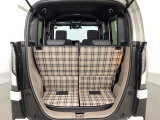 開口部も広く荷物の積み下ろしもしやすいお車となっております。シートの背もたれは5:5の割合で背もたれを可倒でき、前後のシートスライドもできるので荷室をひろげることができます。