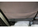 シートバックには便利なポケットを装備しています。車内に散らかりがちな細々としたものやタブレット、雑誌などを収納出来るのでスッキリ片付きます。
