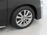 装着タイヤサイズは、235/50R18です。純正アルミホイールを装着しております。