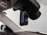 【ルームミラー一体型ETC車載器】ルームミラーの裏側に目立たない様に配置されたETCカード挿入口。スタイリッシュ且つ機能的なものとなっております。