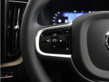 前方車を自動追従するアダプティブクルーズコントロールに加え、ステアリング操舵も行う進化型クルーズ『パイロットアシスト』を搭載。車体を車線内へと適正に維持しつつ先行車を忠実に追従します。