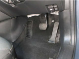 マツダでは、下に支点があるオルガン式アクセルペダルを採用し、足首とペダルの動きが一致したスムーズな操作を実現しています。