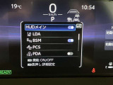 【HUD】ヘッドアップディスプレイ。フロントウインドウガラスに運転支援システムの作動状況や走行に関するさまざまな情報を表示することができます。