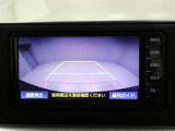 バックモニター装着車は後退時の強い味方です♪車庫入れや縦列駐車の際、後退操作の参考になるガイドラインをナビ画面に表示します。