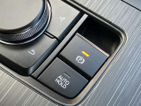 【電動パーキング(EPB)】の採用。 ボタンひとつの操作で十分な制動力を確保。またアクセルを踏むことで、パーキングブレーキを自動解除できて非常に便利です。