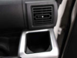 運転席のカップホルダーはエアコンの吹き出し口にありますので冷やしたり温めたりすることが出来ます☆