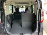リヤシートは分割して倒せるので、乗員や荷物に合わせてアレンジ可能です!