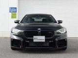 この車両のカラーである「ブラック・サファイアメタリック」は、陰影が強調され、M2のソリッドで彫刻的なプレスラインがより美しく引き立つ色です。