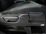 運転席はシートハイトアジャスター付で高さ調整が出来るので、色々な方のドライビングポジションに合います!