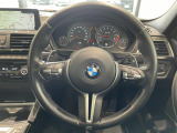 BMWのステアリングのリムは、一般的なものより少し太めにデザインされています。 これはタイヤやステアリングシャフトなどを介して伝わる路面からの入力を、しっかりと把握するためです。