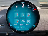 円形有機ELセンターディスプレイ、ミュージックサーバー、Bluetooth、ハンズフリーフォン付。