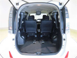 3列目シートは跳ね上げ式で折りたたみ可能です。キャンプ用品など大きな荷物もばっちり収納可能です!