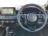 握りやすいステアリングホイール。操作系のスイッチも配置され、運転中の操作をスムーズに行えます。