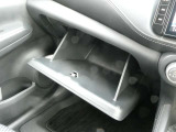 助手席前には車検証の収納に便利なグローブBOXが備わっています。