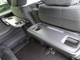 運転席の背もたれには、2列目シート用にカップホルダー付きの「格納式のシートバックテーブル」を装備しています。休憩時のちょっとした時間などカップを置いたり、小物置きに使えて便利です。