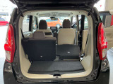リヤシートは5:5の分割可倒式を採用しておりますので、乗車人数やお荷物の量に合わせてシートアレンジが可能です。