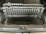 【ラゲージアンダーボックス】転がりやすい小さなお荷物などはこちらのボックスがお役立ち。スペースを有効活用しスッキリした車内空間に!