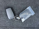 【スマートエントリーシステム】キーをポケットやバッグから取り出さなくてもドアの開閉やエンジンスタートができるすぐれものです。車の乗り降りも「スマート」に決めましょう♪