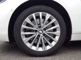 BMWはホイールひとつでも印象が大きく変わります。こちらは足元に存在感があって、よりスポーティーに見せてくれます。