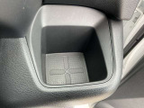 運転席の手の届く場所には500mlのパック飲料もピッタリ入る大きめのドリンクホルダーがございます(^^) ドライブ中の水分補給もバッチリです♪