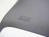 ◆助手席エアバッグ◆SRSエアバッグは、シートベルトだけでは防ぎきれない衝突時の衝撃から乗員を守るための安全装置。衝突時に瞬時に膨らみ、頭部や胸部がダッシュボードに直接衝突するのを防ぎます。