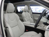 パーフォレーテッド・ファインナッパレザーシートはフロントベンチレーション機能とリラクゼーション機能を標準装備しています。
