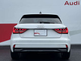 Audiのリヤディフューザーは、車両の後方での空気の流れを整え、乱流を減少させることで、走行安定性を向上させます。またスポーティで洗練された外観を提供し、全体のスタイルに一体感を持たせます。