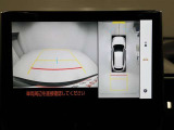 パノラミックビューモニターを装備。駐車場や交差点でクルマを真上から見るように周囲を確認できます。機能の詳細は販売店スタッフまでおたずねください。