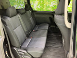 後部座席もゆったりとした空間を確保。家族旅行や送迎にも最適で、快適な移動時間を過ごせます。