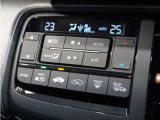【オートエアコン】温度を設定すれば自動で快適な車内温度を保ちます。エアコン内部の高性能脱臭フィルターで車内のアレルゲンや花粉を除去。