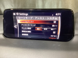 ハンドル操作をアシストすることにより車線からの逸脱回避を支援します。