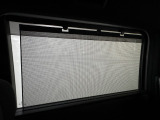 リアスライドドアにロールサンシェードがついています