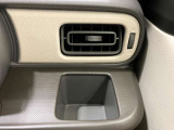 【運転席ドリンクホルダー】使いやすさに配慮したドリンクホルダー