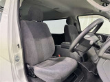 高いホールド性で運転姿勢が安定します。長距離ドライブでも疲れにくいのが魅力です。快適なドライビングライフをお送りください♪