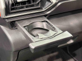 プッシュ式オートオープンカップホルダーが助手席にも装備