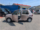 室内やハンドル周りは常に触る部分ですので、現車を見てしっかりとチェックしたいですね。