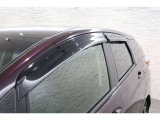 オプションのドアバイザーが装備!!タバコ・ペットなどの臭いが室内にこもるのが嫌な方、換気機能はもちろんのこと降雨時にも少しだけ窓を開けておくことが可能です!