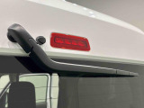 LEDハイマウントストップランプ内臓バックドア&リバース連動リヤワイパー装備