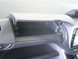 車内には使い勝手の良い収納スペースを随所に配置。小物から日常アイテムまで、すっきり収まります。