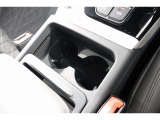 アクティブレーンアシスト『60km/h 以上での走行時にドライバーの不注意によってクルマがレーンをはみ出しそうになると、クルマをレーンに戻す方向にステアリングをアシストします